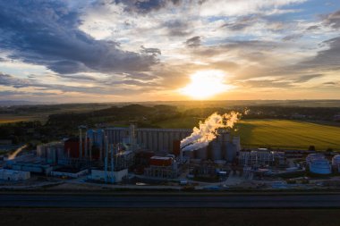 Metanol ve etanol fabrikası. Mısır tanesinden üretilen Polonyalı metanol ve etanol üreticisi. Üretim fabrikası Polonya 'da Nysa yakınlarında yer almaktadır..