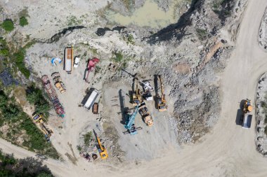 Gneiss Madeni, Polonya 'nın kırsal kesiminde maden ocağı açıldı. İHA 'nın hava aracı görüntüsünden bir kötü adam..