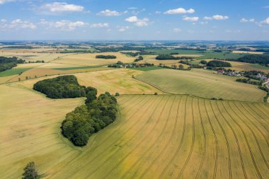 İnsansız hava aracı görüntüsünden köy. Polonya, Nysa 'da evleri ve tarlaları olan güzel bir köy. Polonya tarım arazisi.