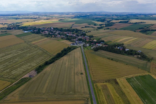 Dorf Aus Der Drohnenluft Schönes Dorf Mit Häusern Und Feldern Stockbild