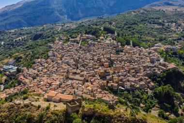 Isnello 'nun tarihi Sicilya dağ köyünün insansız hava aracı görüntüsü. Yazın geleneksel taş binalar ve eski mimari yapı. Madonie Doğal Parkı Sicilya İtalya Akdeniz manzarası.