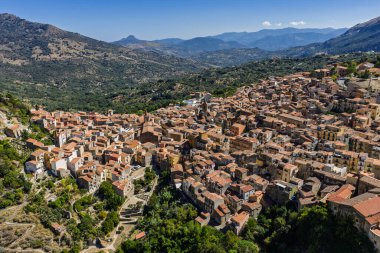 Isnello 'nun tarihi Sicilya dağ köyünün insansız hava aracı görüntüsü. Yazın geleneksel taş binalar ve eski mimari yapı. Madonie Doğal Parkı Sicilya İtalya Akdeniz manzarası.