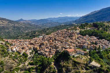 Isnello 'nun tarihi Sicilya dağ köyünün insansız hava aracı görüntüsü. Yazın geleneksel taş binalar ve eski mimari yapı. Madonie Doğal Parkı Sicilya İtalya Akdeniz manzarası.