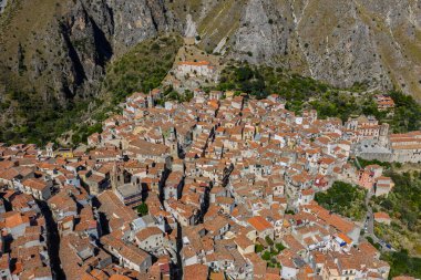 Isnello 'nun tarihi Sicilya dağ köyünün insansız hava aracı görüntüsü. Yazın geleneksel taş binalar ve eski mimari yapı. Madonie Doğal Parkı Sicilya İtalya Akdeniz manzarası.