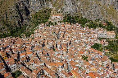 Isnello 'nun tarihi Sicilya dağ köyünün insansız hava aracı görüntüsü. Yazın geleneksel taş binalar ve eski mimari yapı. Madonie Doğal Parkı Sicilya İtalya Akdeniz manzarası.
