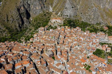Isnello 'nun tarihi Sicilya dağ köyünün insansız hava aracı görüntüsü. Yazın geleneksel taş binalar ve eski mimari yapı. Madonie Doğal Parkı Sicilya İtalya Akdeniz manzarası.