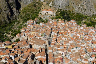Isnello 'nun tarihi Sicilya dağ köyünün insansız hava aracı görüntüsü. Yazın geleneksel taş binalar ve eski mimari yapı. Madonie Doğal Parkı Sicilya İtalya Akdeniz manzarası.