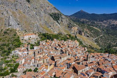 Isnello 'nun tarihi Sicilya dağ köyünün insansız hava aracı görüntüsü. Yazın geleneksel taş binalar ve eski mimari yapı. Madonie Doğal Parkı Sicilya İtalya Akdeniz manzarası.