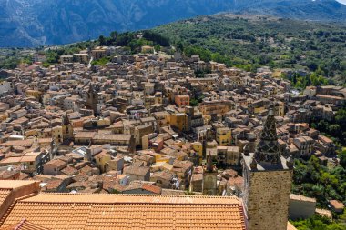 Isnello 'nun tarihi Sicilya dağ köyünün insansız hava aracı görüntüsü. Yazın geleneksel taş binalar ve eski mimari yapı. Madonie Doğal Parkı Sicilya İtalya Akdeniz manzarası.