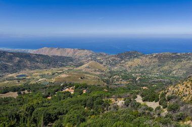 İtalya 'nın güneyinde Sicilya adası Sicilya' da Pizzo Sant Angelo yamacındaki Cefalu yakınlarındaki Madonie Natural Park dağlarındaki Gibilmanna tarihi Hristiyan tapınağı ve hac alanının insansız hava aracı görüntüsü..