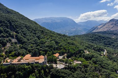 İtalya 'nın güneyinde Sicilya adası Sicilya' da Pizzo Sant Angelo yamacındaki Cefalu yakınlarındaki Madonie Natural Park dağlarındaki Gibilmanna tarihi Hristiyan tapınağı ve hac alanının insansız hava aracı görüntüsü..