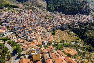 Gratteri 'nin tarihi ortaçağ Sicilya dağ köyünün insansız hava aracı görüntüsü. Yazın Madonie Doğal Park ormanı ile çevrili taş binalar Cefalu körfezi yakınlarındaki Sicilya adası güney Avrupa