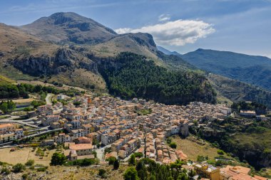 Gratteri 'nin tarihi ortaçağ Sicilya dağ köyünün insansız hava aracı görüntüsü. Yazın Madonie Doğal Park ormanı ile çevrili taş binalar Cefalu körfezi yakınlarındaki Sicilya adası güney Avrupa