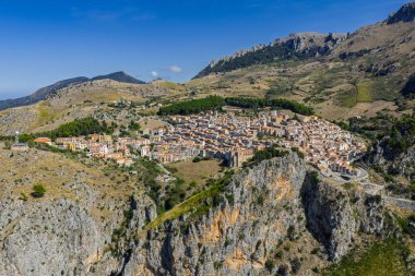 Gratteri 'nin tarihi ortaçağ Sicilya dağ köyünün insansız hava aracı görüntüsü. Yazın Madonie Doğal Park ormanı ile çevrili taş binalar Cefalu körfezi yakınlarındaki Sicilya adası güney Avrupa