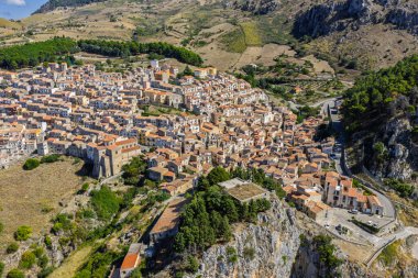 Gratteri 'nin tarihi ortaçağ Sicilya dağ köyünün insansız hava aracı görüntüsü. Yazın Madonie Doğal Park ormanı ile çevrili taş binalar Cefalu körfezi yakınlarındaki Sicilya adası güney Avrupa