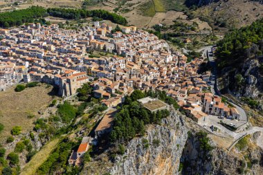Gratteri 'nin tarihi ortaçağ Sicilya dağ köyünün insansız hava aracı görüntüsü. Yazın Madonie Doğal Park ormanı ile çevrili taş binalar Cefalu körfezi yakınlarındaki Sicilya adası güney Avrupa