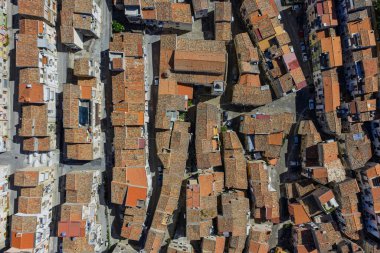 Gratteri 'nin tarihi ortaçağ Sicilya dağ köyünün insansız hava aracı görüntüsü. Yazın Madonie Doğal Park ormanı ile çevrili taş binalar Cefalu körfezi yakınlarındaki Sicilya adası güney Avrupa