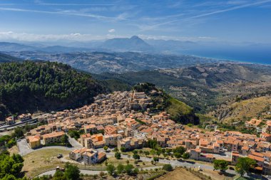 Gratteri 'nin tarihi ortaçağ Sicilya dağ köyünün insansız hava aracı görüntüsü. Yazın Madonie Doğal Park ormanı ile çevrili taş binalar Cefalu körfezi yakınlarındaki Sicilya adası güney Avrupa