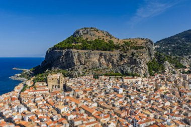 Sicilya adasının kuzey kıyısında, İtalya 'nın güneyinde, Akdeniz kıyısında, katedral plajı ve turkuaz Tyrhenian Denizi olan Cefalu tarihi ortaçağ kasabasının insansız hava aracı görüntüsü..