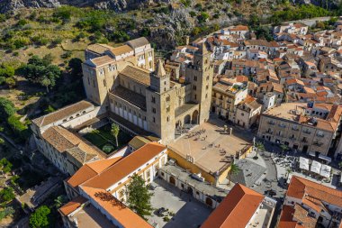Sicilya adasının kuzey kıyısında, İtalya 'nın güneyinde, Akdeniz kıyısında, katedral plajı ve turkuaz Tyrhenian Denizi olan Cefalu tarihi ortaçağ kasabasının insansız hava aracı görüntüsü..