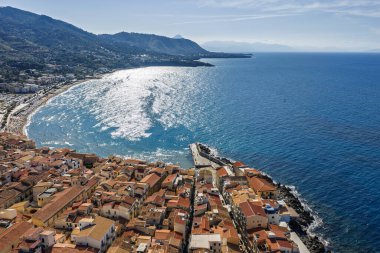 Sicilya adasının kuzey kıyısında, İtalya 'nın güneyinde, Akdeniz kıyısında, katedral plajı ve turkuaz Tyrhenian Denizi olan Cefalu tarihi ortaçağ kasabasının insansız hava aracı görüntüsü..