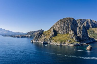 Capo Zafferano İtalyan kıyı filosu ve deniz feneri insansız hava aracı Bagheria, Sicilya 'daki Tyrhenian Denizi kıyısında engebeli kayalıkları Akdeniz flora kristal berrak suyu ile yemyeşil.