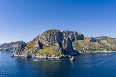 Capo Zafferano İtalyan kıyı filosu ve deniz feneri insansız hava aracı Bagheria, Sicilya 'daki Tyrhenian Denizi kıyısında engebeli kayalıkları Akdeniz flora kristal berrak suyu ile yemyeşil.