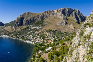 Capo Zafferano İtalyan kıyı filosu ve deniz feneri insansız hava aracı Bagheria, Sicilya 'daki Tyrhenian Denizi kıyısında engebeli kayalıkları Akdeniz flora kristal berrak suyu ile yemyeşil.