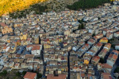 Günbatımında Collesano Sicilya dağ kasabasının hava aracı görüntüsü Bazilica San Pietro kilisesi ve Sicilya, İtalya 'daki Madonie Dağları' ndaki tarihi taş sokaklar. Sicilya 'daki eski dağ kasabası.