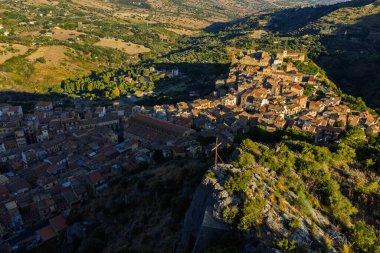 Günbatımında Collesano Sicilya dağ kasabasının hava aracı görüntüsü Bazilica San Pietro kilisesi ve Sicilya, İtalya 'daki Madonie Dağları' ndaki tarihi taş sokaklar. Sicilya 'daki eski dağ kasabası.
