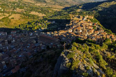 Günbatımında Collesano Sicilya dağ kasabasının hava aracı görüntüsü Bazilica San Pietro kilisesi ve Sicilya, İtalya 'daki Madonie Dağları' ndaki tarihi taş sokaklar. Sicilya 'daki eski dağ kasabası.