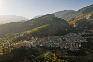 Günbatımında Collesano Sicilya dağ kasabasının hava aracı görüntüsü Bazilica San Pietro kilisesi ve Sicilya, İtalya 'daki Madonie Dağları' ndaki tarihi taş sokaklar. Sicilya 'daki eski dağ kasabası.