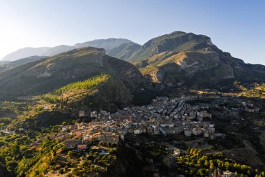 Günbatımında Collesano Sicilya dağ kasabasının hava aracı görüntüsü Bazilica San Pietro kilisesi ve Sicilya, İtalya 'daki Madonie Dağları' ndaki tarihi taş sokaklar. Sicilya 'daki eski dağ kasabası.