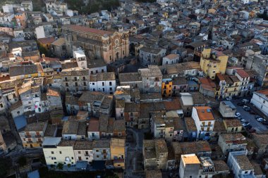 Günbatımında Collesano Sicilya dağ kasabasının hava aracı görüntüsü Bazilica San Pietro kilisesi ve Sicilya, İtalya 'daki Madonie Dağları' ndaki tarihi taş sokaklar. Sicilya 'daki eski dağ kasabası.