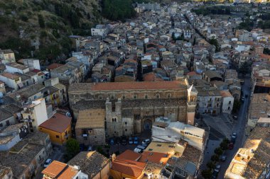 Günbatımında Collesano Sicilya dağ kasabasının hava aracı görüntüsü Bazilica San Pietro kilisesi ve Sicilya, İtalya 'daki Madonie Dağları' ndaki tarihi taş sokaklar. Sicilya 'daki eski dağ kasabası.