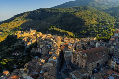 Günbatımında Collesano Sicilya dağ kasabasının hava aracı görüntüsü Bazilica San Pietro kilisesi ve Sicilya, İtalya 'daki Madonie Dağları' ndaki tarihi taş sokaklar. Sicilya 'daki eski dağ kasabası.