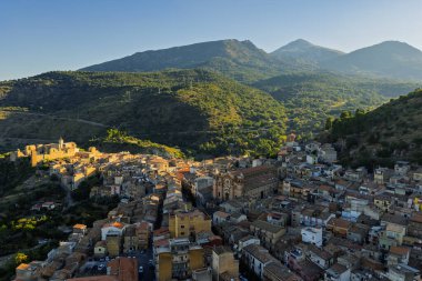 Günbatımında Collesano Sicilya dağ kasabasının hava aracı görüntüsü Bazilica San Pietro kilisesi ve Sicilya, İtalya 'daki Madonie Dağları' ndaki tarihi taş sokaklar. Sicilya 'daki eski dağ kasabası.