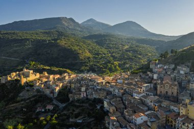 Günbatımında Collesano Sicilya dağ kasabasının hava aracı görüntüsü Bazilica San Pietro kilisesi ve Sicilya, İtalya 'daki Madonie Dağları' ndaki tarihi taş sokaklar. Sicilya 'daki eski dağ kasabası.