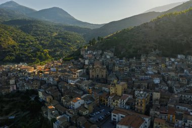Günbatımında Collesano Sicilya dağ kasabasının hava aracı görüntüsü Bazilica San Pietro kilisesi ve Sicilya, İtalya 'daki Madonie Dağları' ndaki tarihi taş sokaklar. Sicilya 'daki eski dağ kasabası.