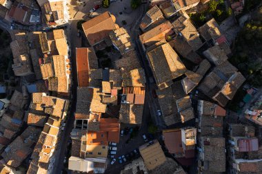 Günbatımında Collesano Sicilya dağ kasabasının hava aracı görüntüsü Bazilica San Pietro kilisesi ve Sicilya, İtalya 'daki Madonie Dağları' ndaki tarihi taş sokaklar. Sicilya 'daki eski dağ kasabası.