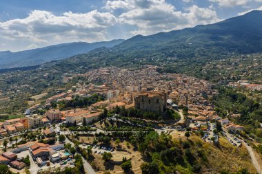 İtalya, Sicilya 'daki Madonie Dağları' ndaki Castelbuono Ortaçağ kasabasının insansız hava aracı görüntüsü tarihi caddelerle, Ventimiglia Kalesi 'yle yaz güneşinin altında güneşleniyor. Sicilya 'daki eski dağ kasabası.