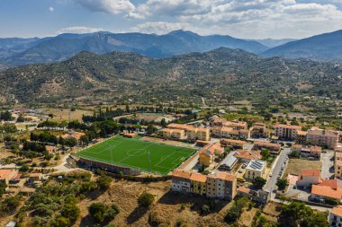 İtalya, Sicilya 'daki Madonie Dağları' ndaki Castelbuono Ortaçağ kasabasının insansız hava aracı görüntüsü tarihi caddelerle, Ventimiglia Kalesi 'yle yaz güneşinin altında güneşleniyor. Sicilya 'daki eski dağ kasabası.