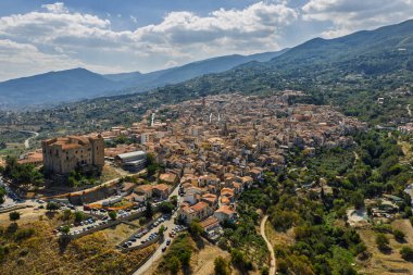 İtalya, Sicilya 'daki Madonie Dağları' ndaki Castelbuono Ortaçağ kasabasının insansız hava aracı görüntüsü tarihi caddelerle, Ventimiglia Kalesi 'yle yaz güneşinin altında güneşleniyor. Sicilya 'daki eski dağ kasabası.