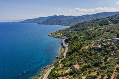 Cefalu, Sicilya, İtalya 'daki Scalette Sahili' nin insansız hava aracı görüntüsü. Tyrhenian Denizi, Capo Cefalu Deniz feneri, kayalık uçurumlar, Cefalu Limanı ve manzaralı ortaçağ şatosu kalıntıları.