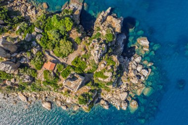 Cefalu, Sicilya, İtalya 'daki Scalette Sahili' nin insansız hava aracı görüntüsü. Tyrhenian Denizi, Capo Cefalu Deniz feneri, kayalık uçurumlar, Cefalu Limanı ve manzaralı ortaçağ şatosu kalıntıları.