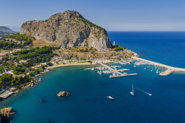 Cefalu, Sicilya, İtalya 'daki Scalette Sahili' nin insansız hava aracı görüntüsü. Tyrhenian Denizi, Capo Cefalu Deniz feneri, kayalık uçurumlar, Cefalu Limanı ve manzaralı ortaçağ şatosu kalıntıları.