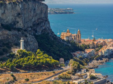 Cefalu, Sicilya, İtalya 'daki Scalette Sahili' nin insansız hava aracı görüntüsü. Tyrhenian Denizi, Capo Cefalu Deniz feneri, kayalık uçurumlar, Cefalu Limanı ve manzaralı ortaçağ şatosu kalıntıları.