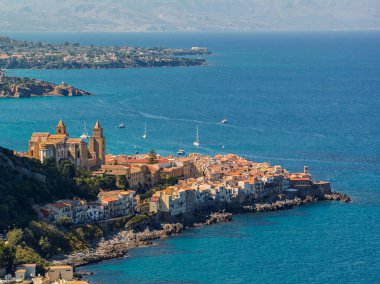 Cefalu, Sicilya, İtalya 'daki Scalette Sahili' nin insansız hava aracı görüntüsü. Tyrhenian Denizi, Capo Cefalu Deniz feneri, kayalık uçurumlar, Cefalu Limanı ve manzaralı ortaçağ şatosu kalıntıları.