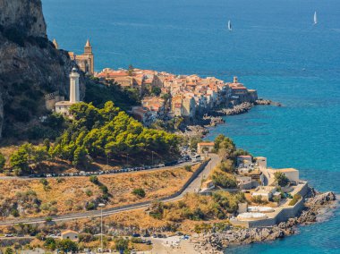 Cefalu, Sicilya, İtalya 'daki Scalette Sahili' nin insansız hava aracı görüntüsü. Tyrhenian Denizi, Capo Cefalu Deniz feneri, kayalık uçurumlar, Cefalu Limanı ve manzaralı ortaçağ şatosu kalıntıları.