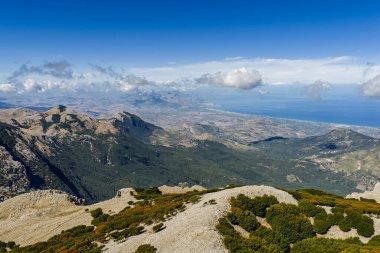 İtalya, Sicilya 'daki Madonie Dağları' ndaki Carbonara Dağı 'nın insansız hava aracı görüntüsü. Engebeli kireçtaşı sırtlarını, dağlık çayırları ve Tırren Denizi 'ni ortaya çıkarır. Battaglia Geçidi, Sicilya.